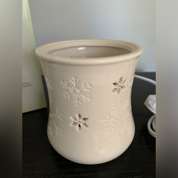 Scentsy Full Size Christmas Warmer Blizzard - Picture 4 of 10